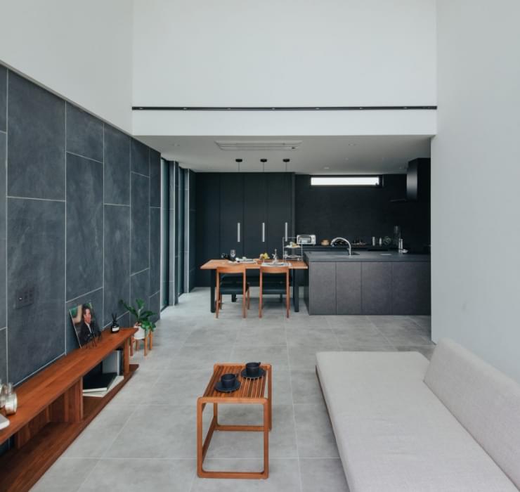 光を取り込む、解放感たっぷりのシックモダンな家家