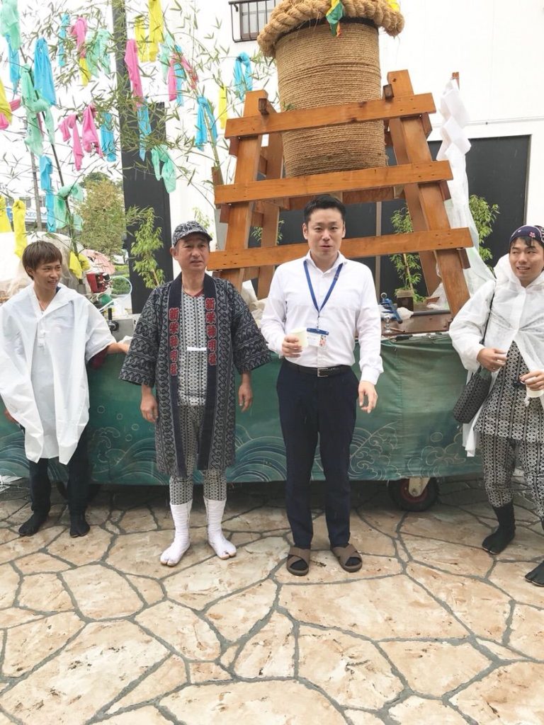 子育て安心住宅 & デザインラボの事務所がある豊橋市新栄町のお祭りの寄付のお礼にと、御神酒を持ってきてくれました